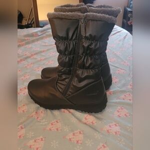 Khombu Quilted Puffer Boots With Faux Fur Waterproof Grip Womens Size 11 NWT